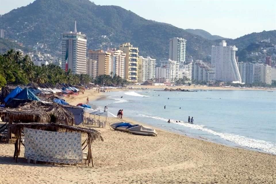 Algunas personas visitan este jueves playa Suave.