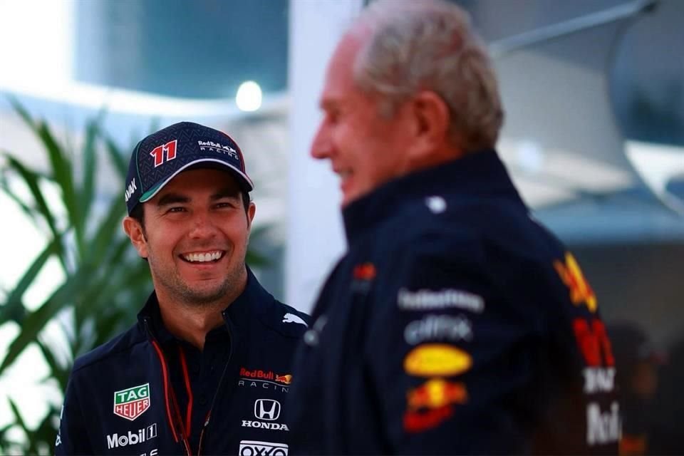 Helmut Marko reconoció que la labor de Checo Pérez en Red Bull le ha sorprendido.