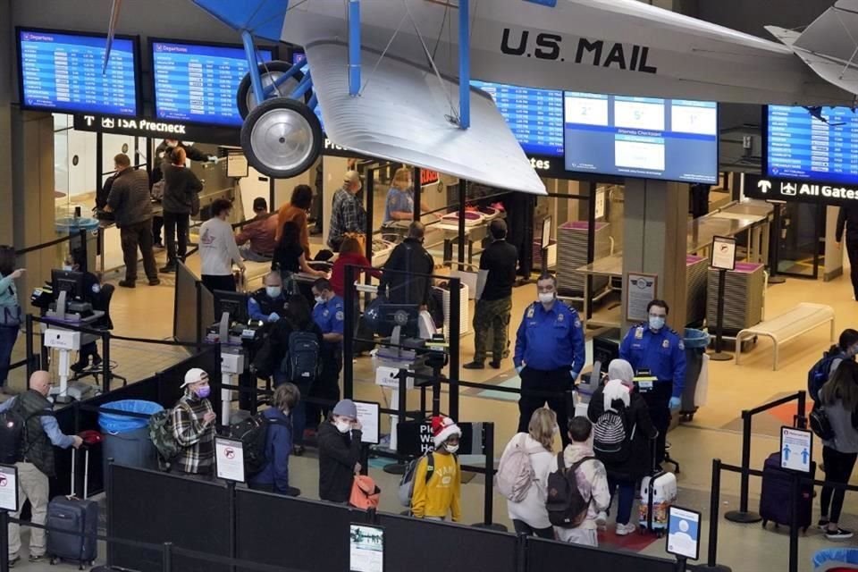 Viajeros en el aeropuerto internacional de Pittsburgh el 23 de diciembre.