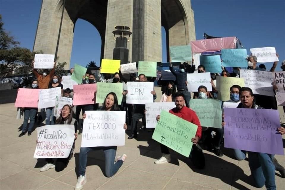 Un grupo de personas se manifestó en el Monumento a la Revolución para exigir la liberación de José Manuel del Río Virgen.