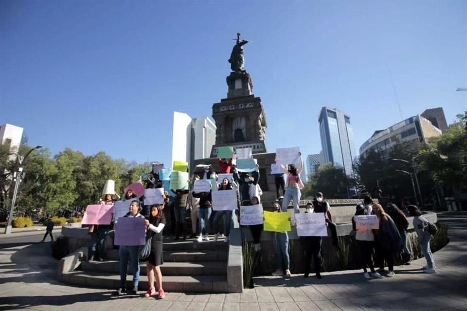 'Del Río preso político', 'colega Del Río inocente', 'liberen a Del Río', 'fuerza Del Río' y 'José Manuel Del Río preso político', se leía en carteles de manifestantes.