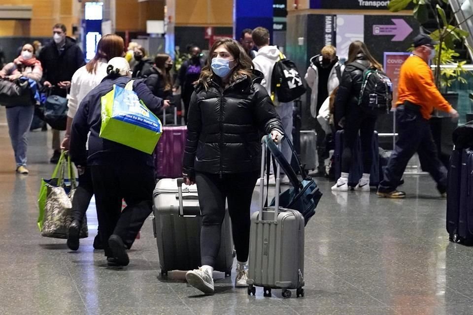 Viajeros arrastran sus maletas en el aeropuerto de Boston.