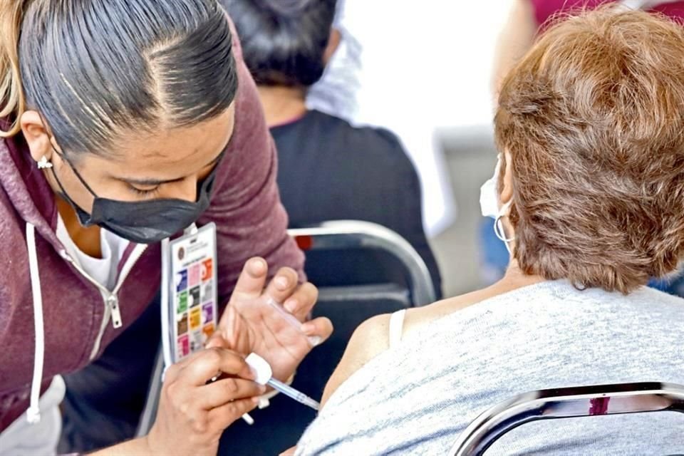 Las vacunas son eficaces contra las formas más graves de Covid-19, aunque no frenan completamente el contagio.