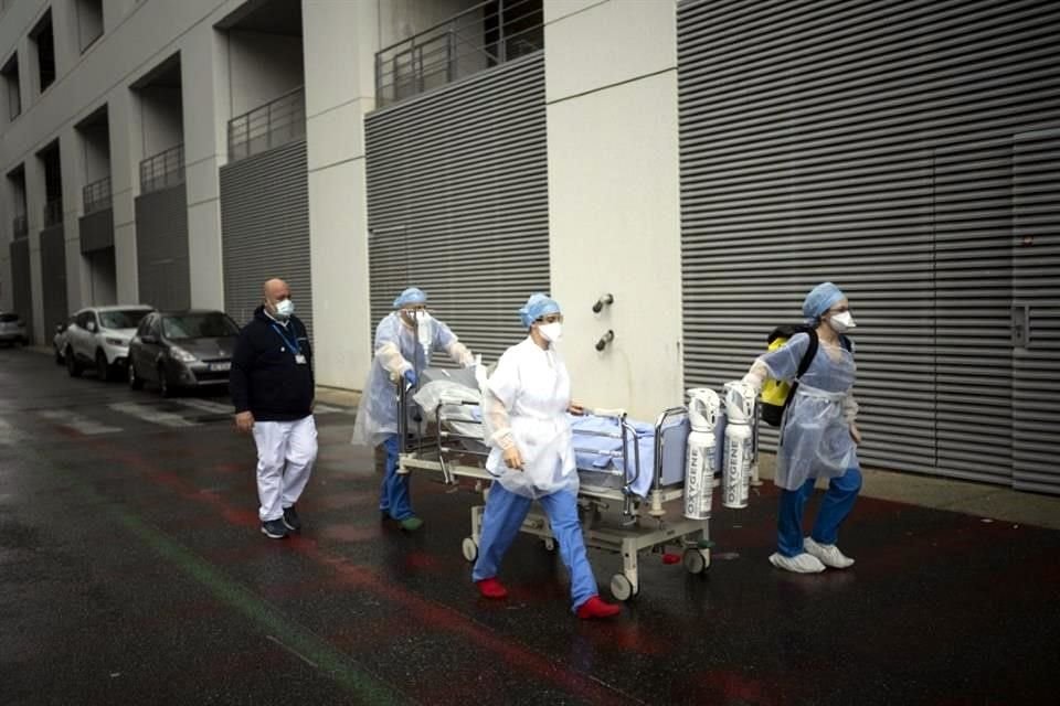 Trabajadores médicos transportan a un paciente de Covid-19 en Marsella, Francia.