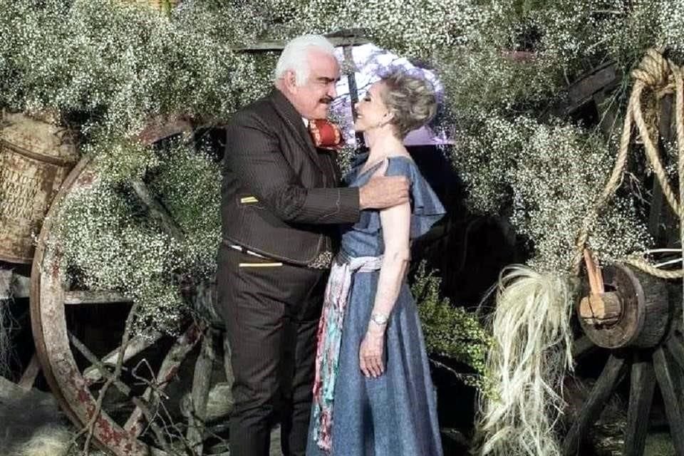 María del Refugio Abarca, ahora viuda de Vicente Fernández, conoció al ídolo musical a los 17 años.