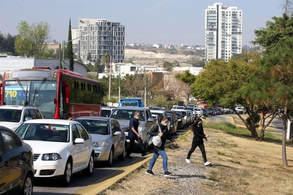 Los conductores acusaron que no se avisó sobre este cierre y que desconocían sobre las rutas alternas.