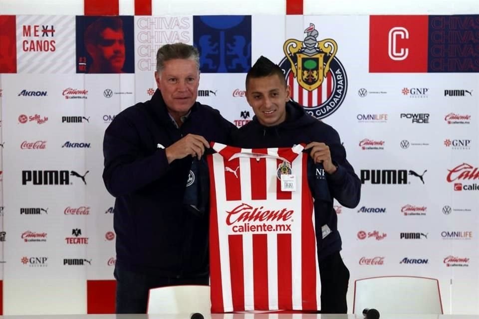Ricardo Peláez presenta al 'Piojo' Alvarado como refuerzo.
