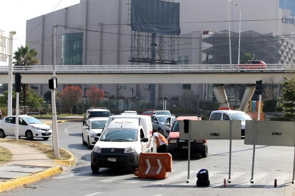 Por el cierre en Acueducto sólo se permite tránsito local.