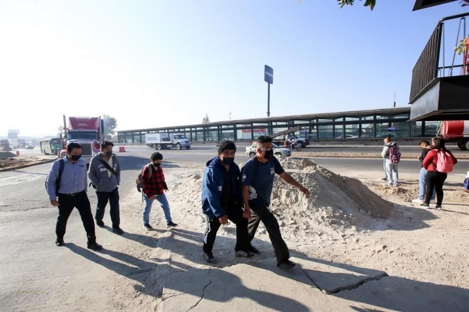 A la salida de estación Periférico Sur del Tren Ligero hay tierra y escombro entre los que deben pasar los usuarios para subir y bajar de alguna unidad del transporte público.
