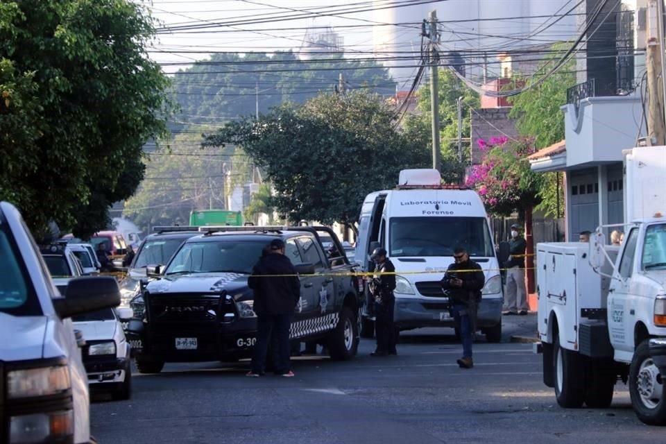 La víctima fue identificada por sus familiares, quienes señalaron que vivía en las inmediaciones y se dirigían a trabajar cuando fue asesinada.