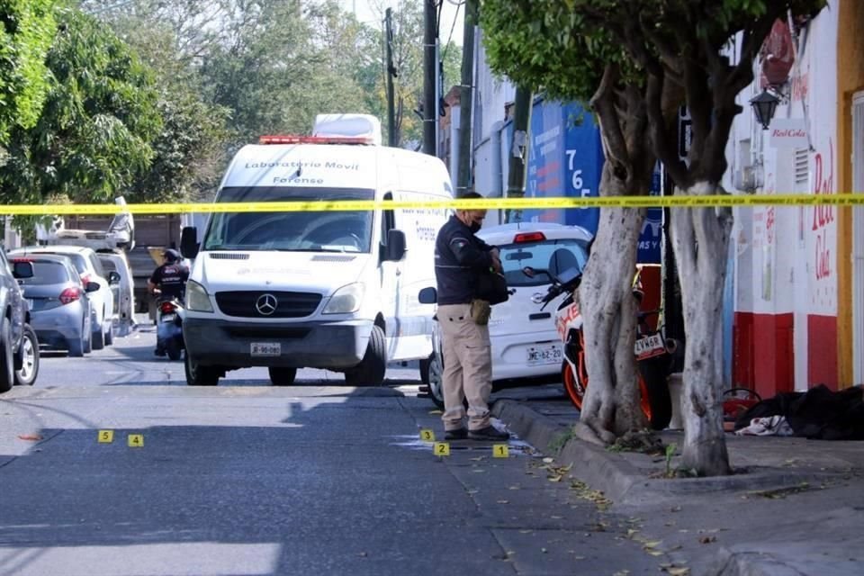 Un hombre murió en el lugar del ataque y fue reconocido por sus familiares.