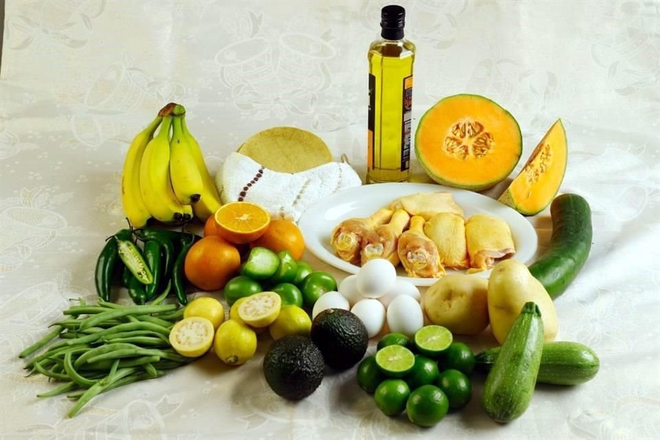 La Profeco indicó que en la canasta básica se tomaron en cuenta los costos del kilo en productos como arroz, aceite, azúcar morena, bistec de res, cebolla, jitomate y chile serrano,  entre otros.