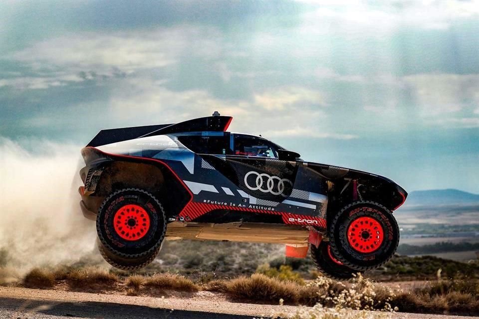 Audi RS Q e-tron puede recorrer más de 800 kilómetros gracias al apoyo del motor de combustión.