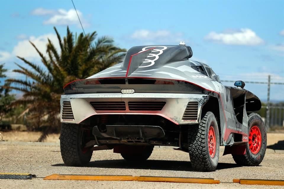 La velocidad máxima que logra alcanzar el Audi RS Q e-tron es de hasta 184 km/h.
