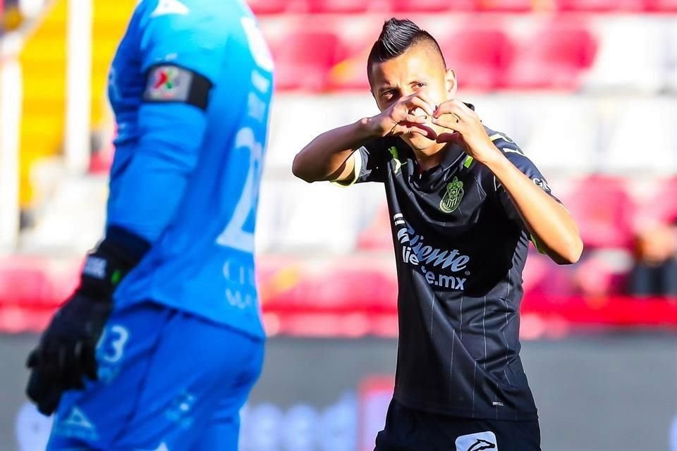 Roberto Alvarado debutó como parte del Rebaño en partido amistoso con el Necaxa.