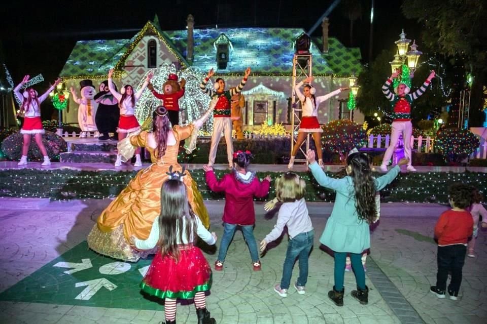 Coreografía navideña donde los visitantes interactúan bailando con algunos personajes.