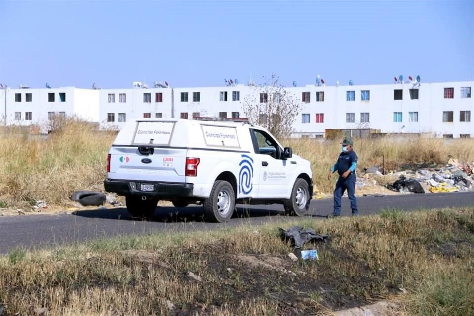 Al pie de un poste de luz, en una zona usada como tiradero de basura, fueron localizados dos bolsas con restos humanos en Tlajomulco.