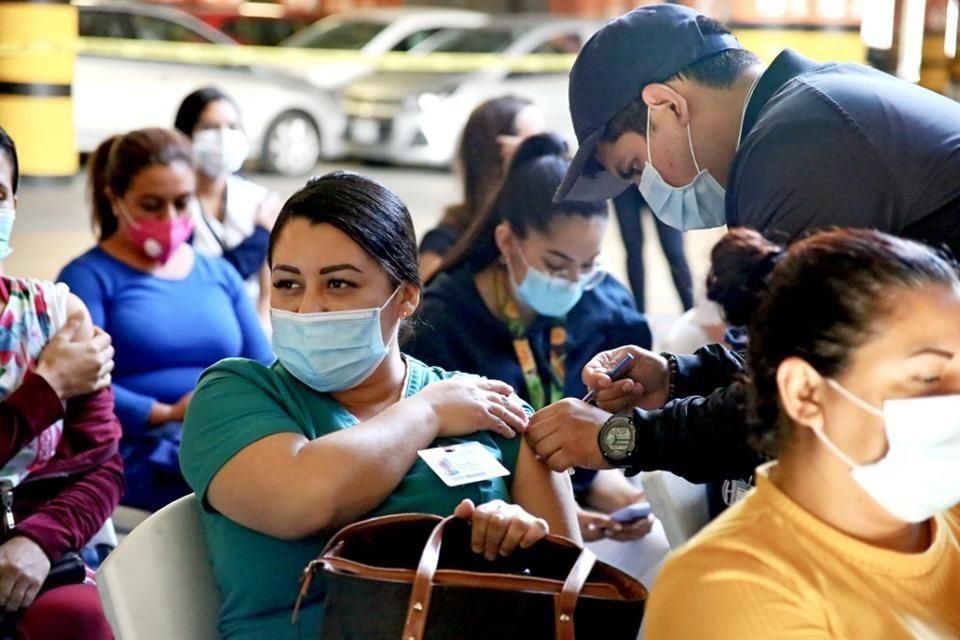 z La vacunación habría fortalecido las células T. Éstas protegen contra cuadros graves de Covid-19 provocados por Ómicron.