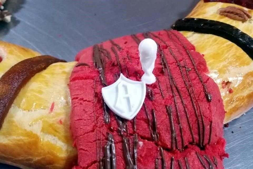 Una repostería ubicada en Tabachines ofrece una Rosca de Reyes edición especial, con muñequitos del Atlas en vez del Niño Dios.