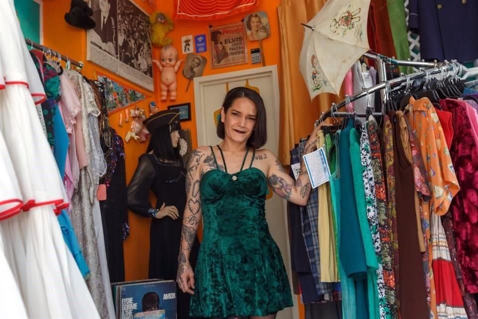 En el mundo de bazares de ropa vintage hay tiendas que cuentan historias mediante sus prendas, que pueden tener hasta cien años de vida.