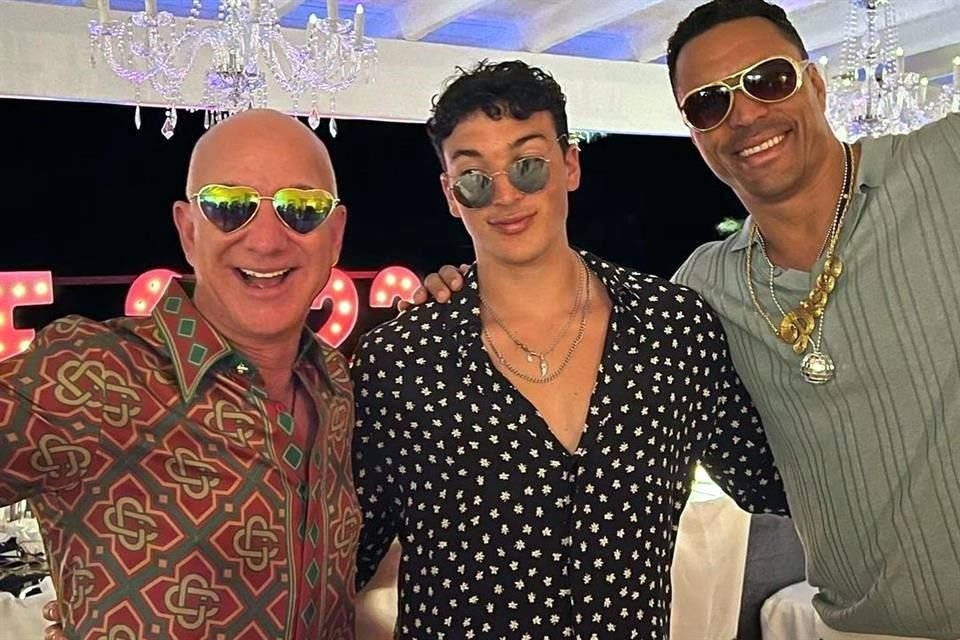 Según varios internautas, el empresario Jeff Bezos (izq.) se parece cada vez más al rapero Pitbull; estas fotos de Año Nuevo serían prueba de ello.