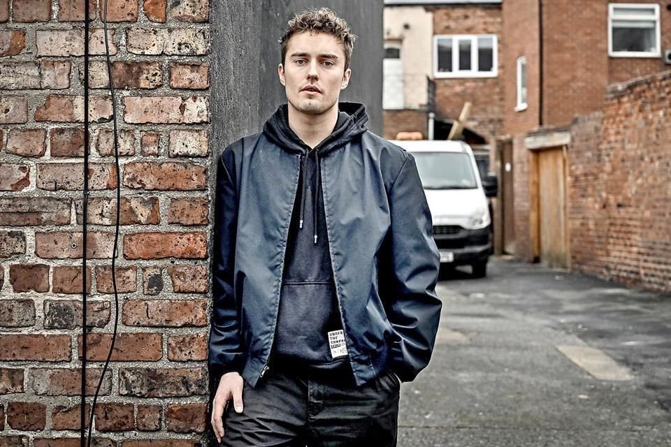 Aunque valora su éxito global, el músico y cantante Sam Fender, de 27 años, también se apega a sus raíces en un pequeño poblado británico.