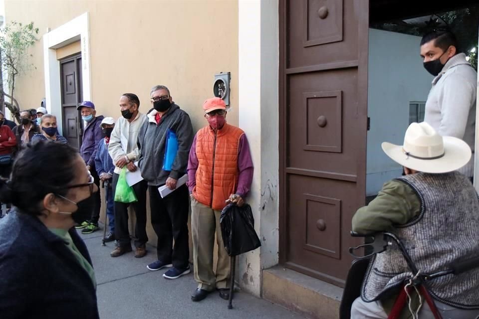 Adultos mayores fueron los que más se hicieron presentes en la fila de la recaudadora ubicada en Morelos 227, en la zona centro de Tlaquepaque.