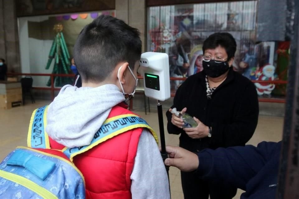 Alumnos de nivel básico regresaron hoy a las escuelas en la Ciudad de México.