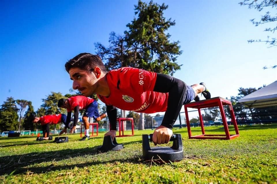 Dos bajas por lesiones y una más por Covid tienen las Chivas de cara a su partido contra el Querétaro.