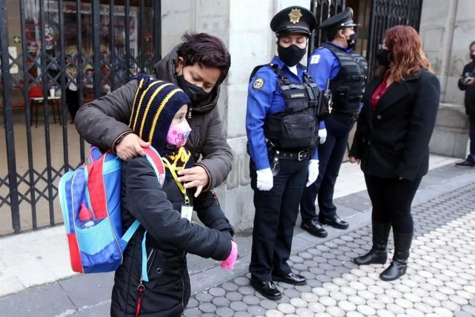 Estudiantes volvieron a las aulas luego de las vacaciones decembrinas, sin embargo, las bajas temperaturas los obligaron a utilizar todo tipo de abrigos.