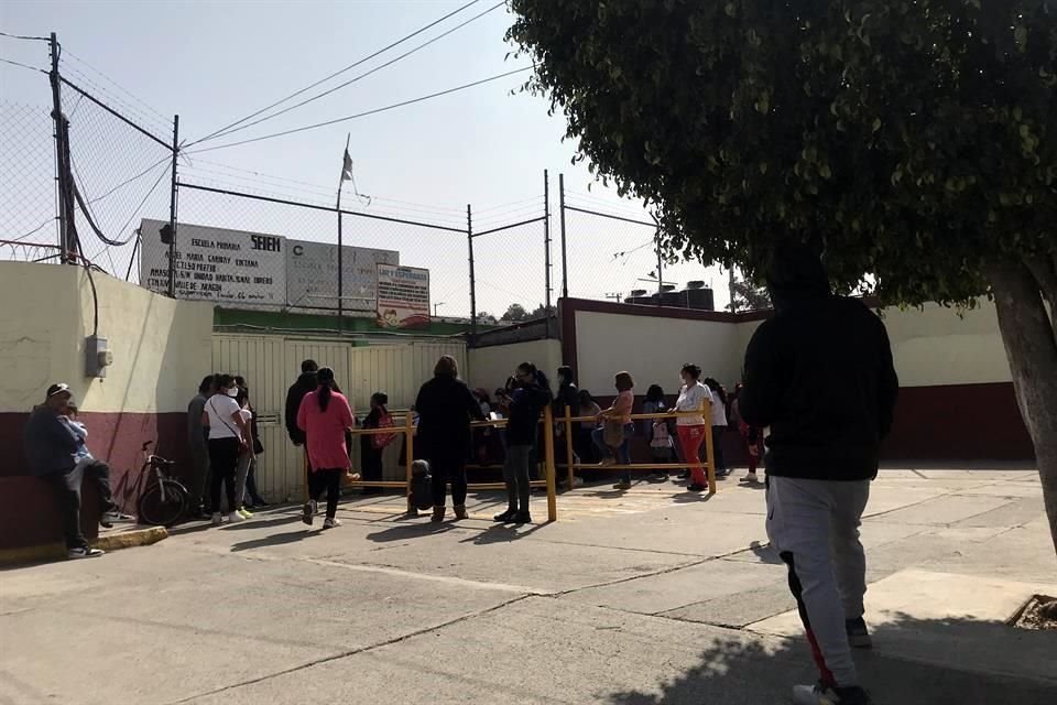 El primer día de clases pudo llevarse a cabo, pero gracias a que los papás cooperaron para comprar agua en pipa.