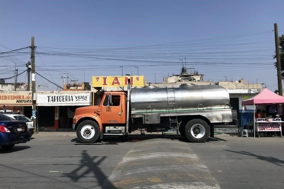 A un costado de la primaria, es frecuente ver que pipas de agua abastezcan a negocios y casas.