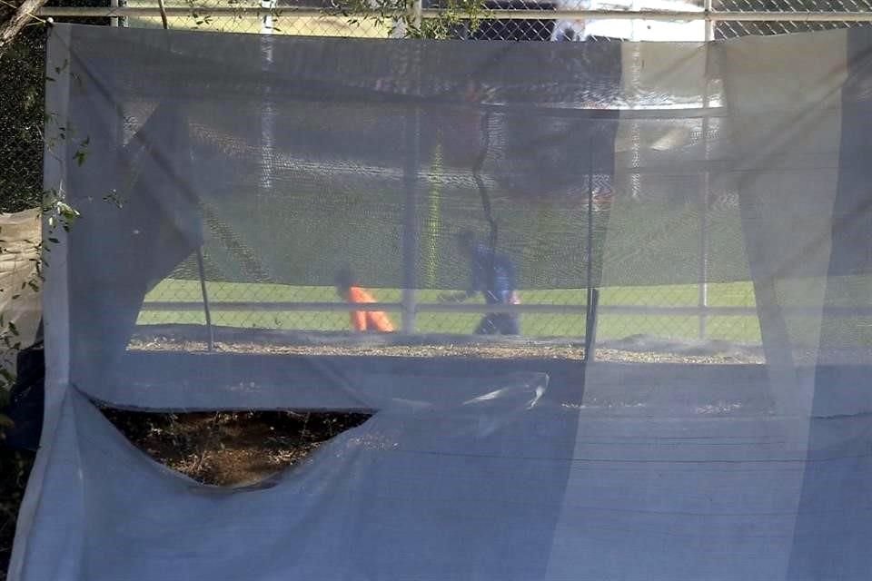 A través de las mantas colocadas por el Club Monterrey se pudo observar a los refuerzos realizando ejercicios en la cancha.