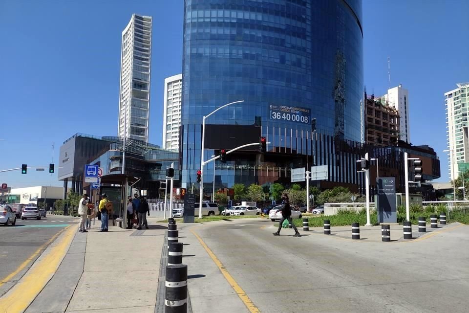 Esta zona concentra 97 por ciento de la absorción bruta del mercado, que representa también nueve mil 624 metros cuadrados, así como una tasa de disponibilidad del mercado en 20.7 por ciento.