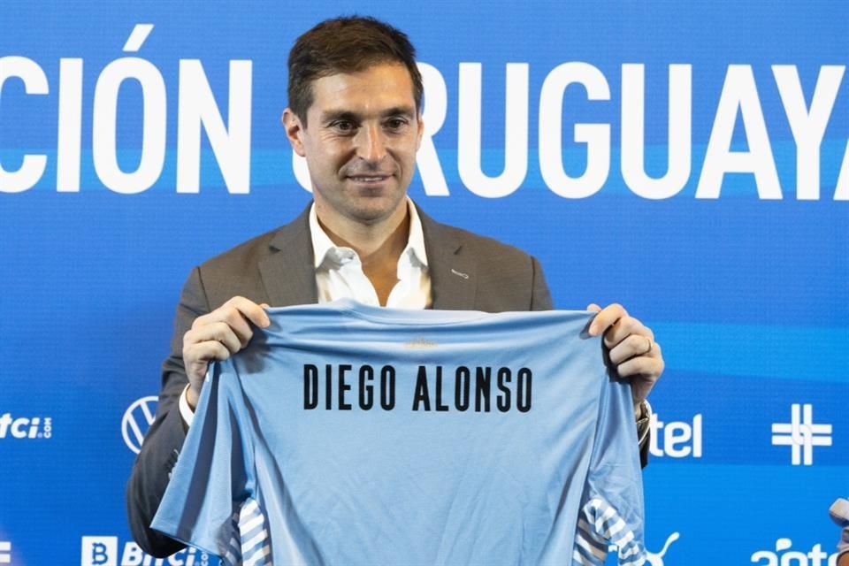 Diego Alonso posa con la camiseta celeste.