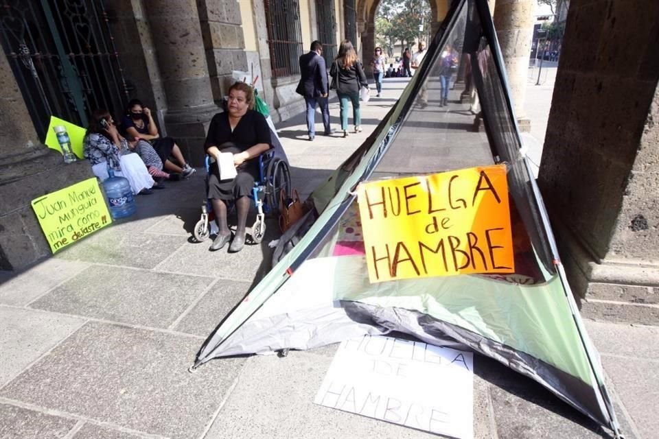 Luego de que le quitaron su puesto de comida en el Centro de GDL, Teresita González Murillo inició huelga de hambre afuera del Ayuntamiento.