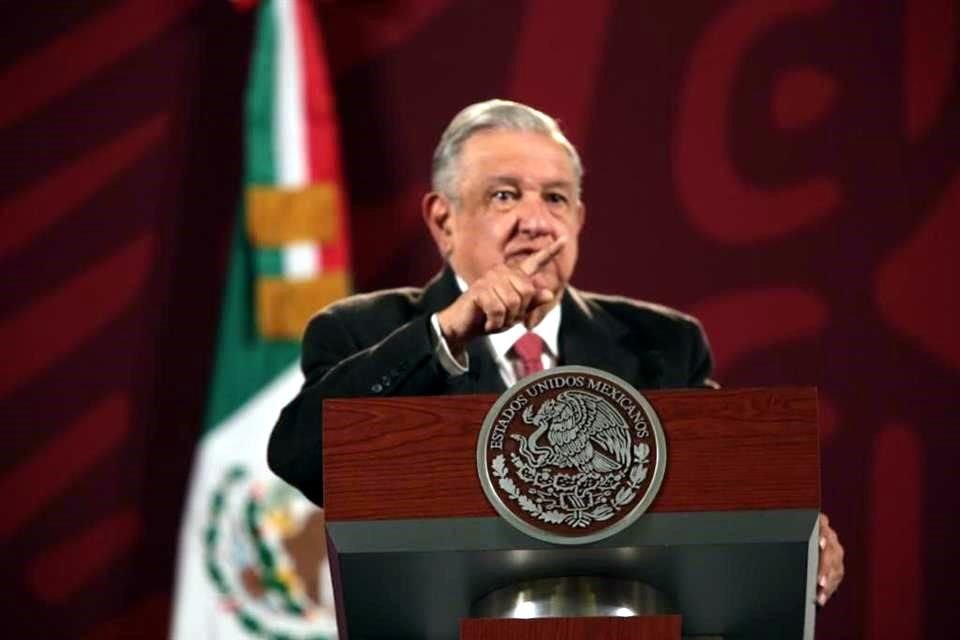 AMLO dijo que se hará nuevo trazo para Tren Maya a espaldares de hoteles de la Riviera Maya, y obras deberán terminarse a finales de 2023.