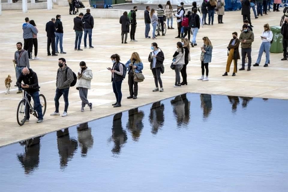 Personas hacen fila en Tel Aviv en espera de una prueba de Covid-19.