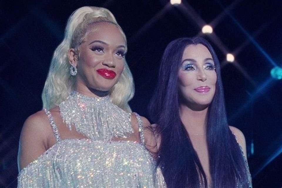 Con la campaña Challenge Accepted de MAC Cosmetics, Cher y Saweetie invitan al público a probar los cosméticos a prueba de agua, sudor, mal clima, y más.