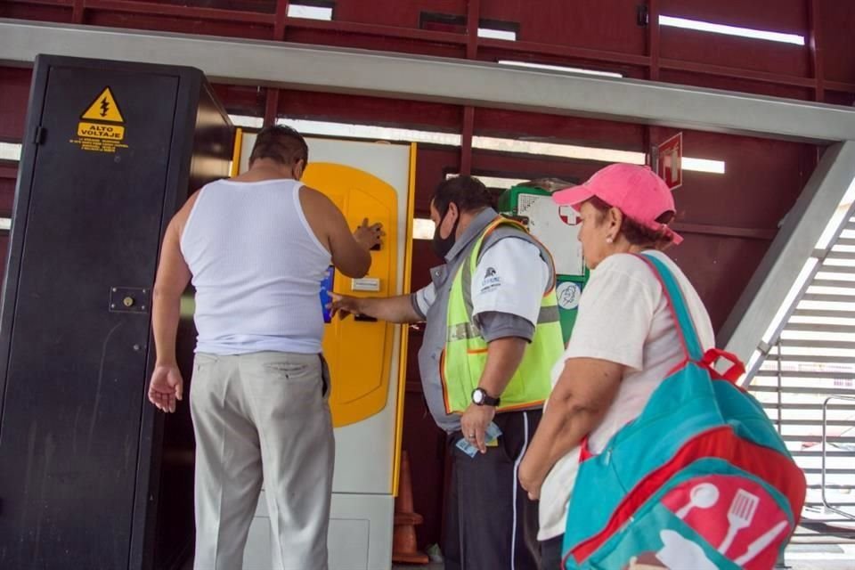 Ayer, personal de vigilancia tuvo que apoyar a los pasajeros que buscaban conseguir tarjetas.