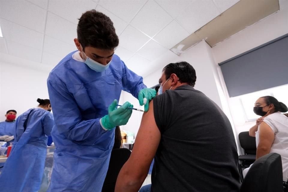 Ayer comenzó la aplicación de la tercera dosis al personal médico.