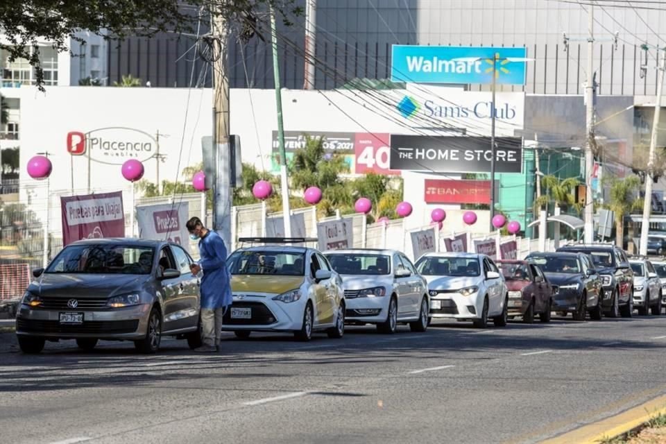 En un laboratorio de Avenida Patria, en Zapopan, se registraron largas filas para la prueba Covid.