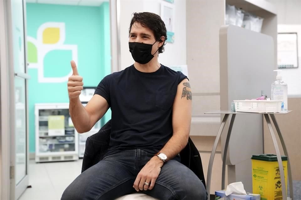 Justin Trudeau al recibir su refuerzo de la vacuna el martes.