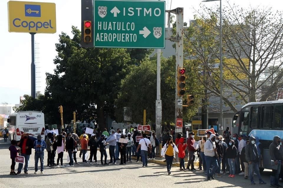 Algunas calles de la capital de Oaxaca fueron tomadas por la comunidad académica de la OABJO para exigir la liberación del ex Rector, Eduardo Martínez, detenido por fraude.