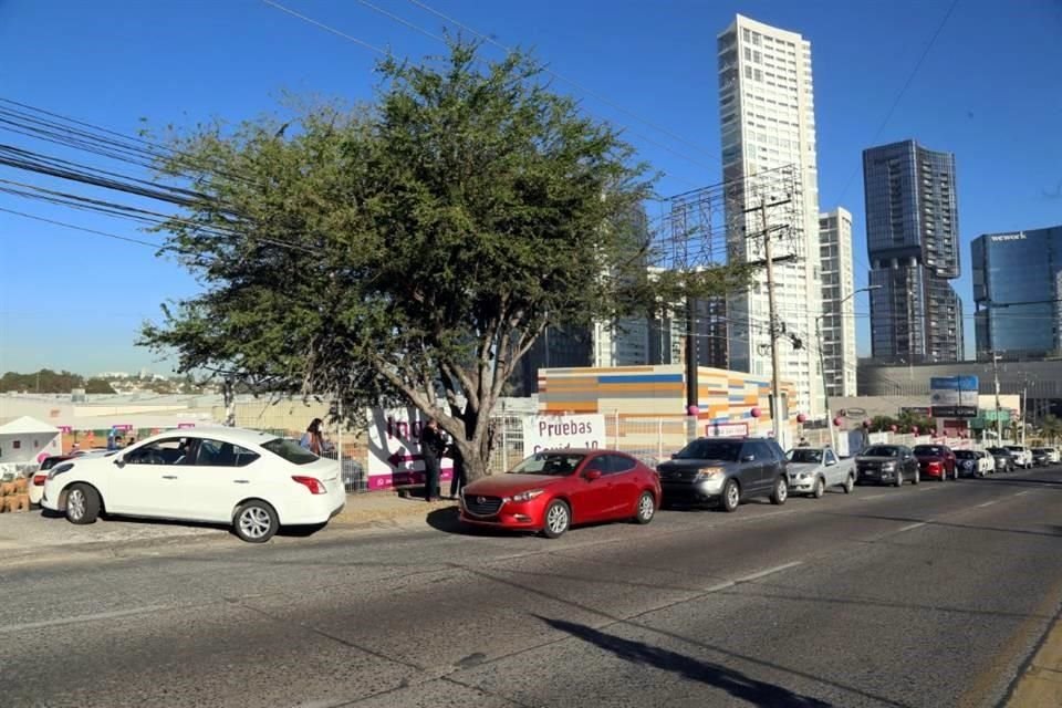 En Mediclar Lab Drive Thru, en Avenida Patria, las personas hacen fila en sus autos para aplicarse pruebas.