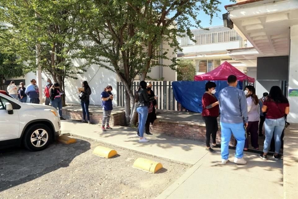 También en el CUCS de la UdeG hay filas para aplicarse los reactivos y ver si están contagiados de Covid.