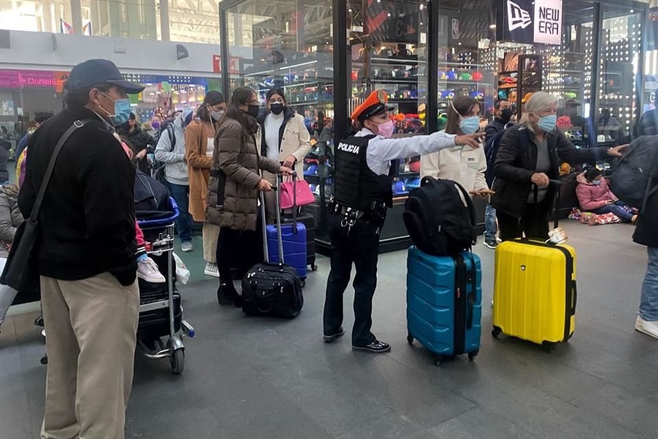 ¡Caos! Situación Covid deja estragos en Aeropuerto de CDMX por cancelaciones.