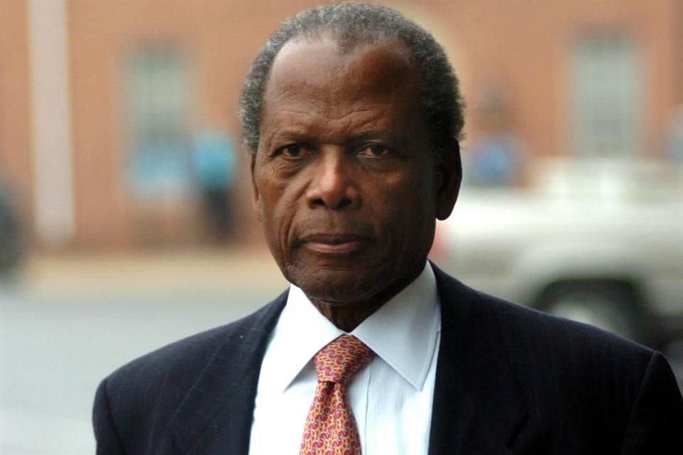 El actor Sidney Poitier, conocido por ser el primer actor de raza negra en ganar un Óscar al mejor actor, murió a los 94 años.