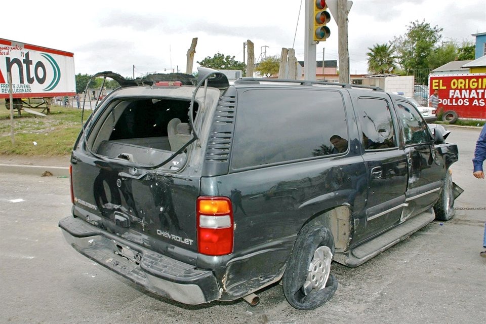 En esta camioneta intentó escapar Osiel Cárdenas, pero soldados lo evitaron; luego Los Zetas intentaron rescatarlo, pero fueron repelidos por el Ejército.