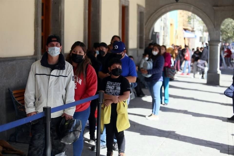 La fila de personas que esperaban hacerse una prueba Covid le daba la vuelta a la Presidencia Municipal de Tonalá.